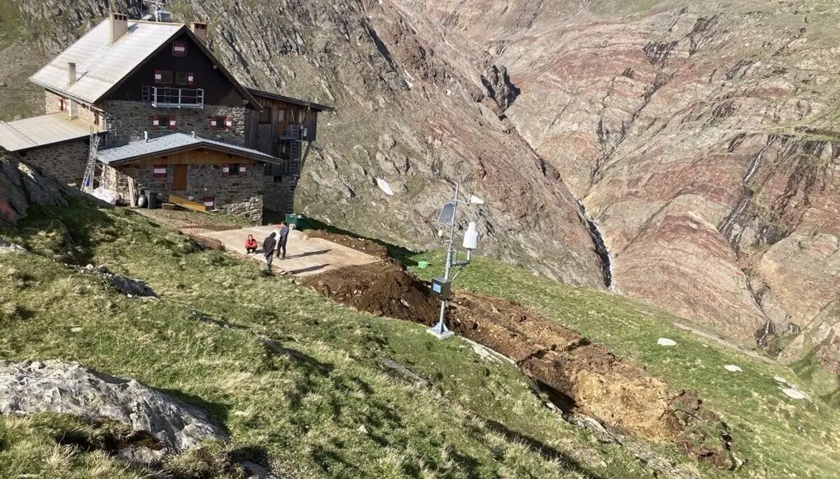 Panorama über die Baugrube des LEH-Winterraum mit LEH im Hintergrund | © DAV Karlsruhe