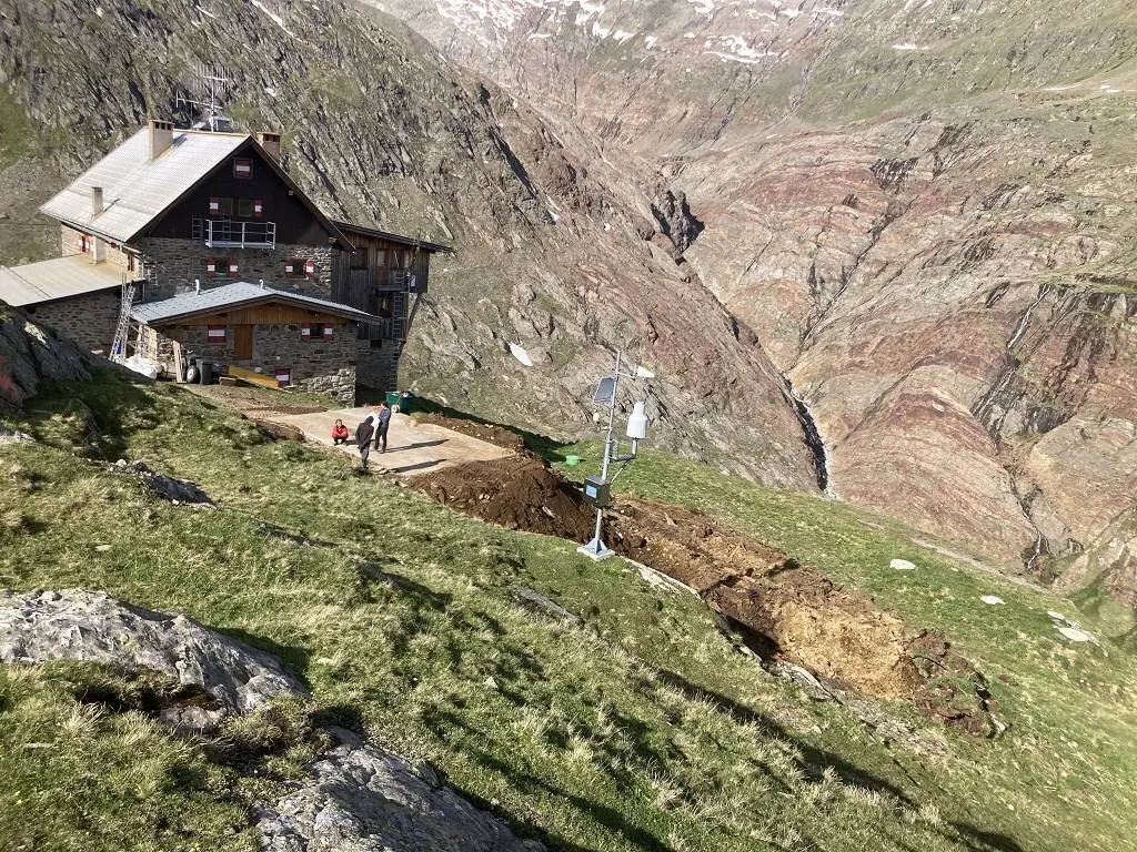 Panorama über die Baugrube des LEH-Winterraum mit LEH im Hintergrund | © DAV Karlsruhe