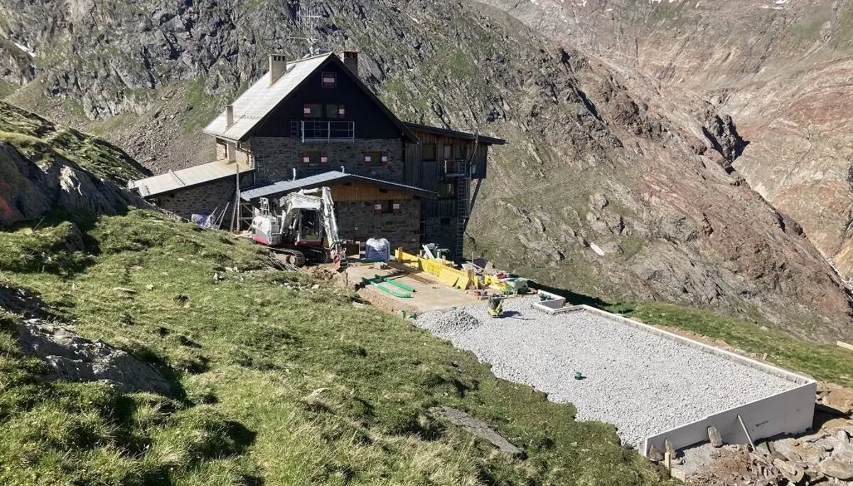 Panorama mit Langtalereckkhütte, halbfertiger Bodenplatte und den Bergen im Hintergrund | © DAV Karlsruhe
