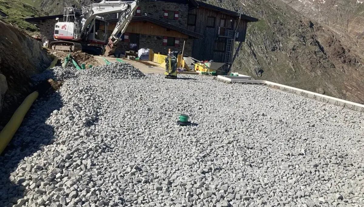 Kiesfundament für die Bodenplatte mit Langtalereckkhütte im Hintergrund | © DAV Karlsruhe