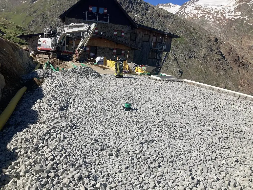 Kiesfundament für die Bodenplatte mit Langtalereckkhütte im Hintergrund | © DAV Karlsruhe