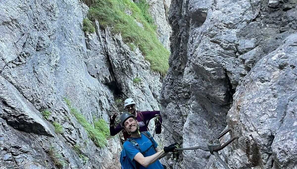 Foto von oben, wie zwei Männer den Klettersteig hochgeklettert kommen | © DAV Karlsruhe
