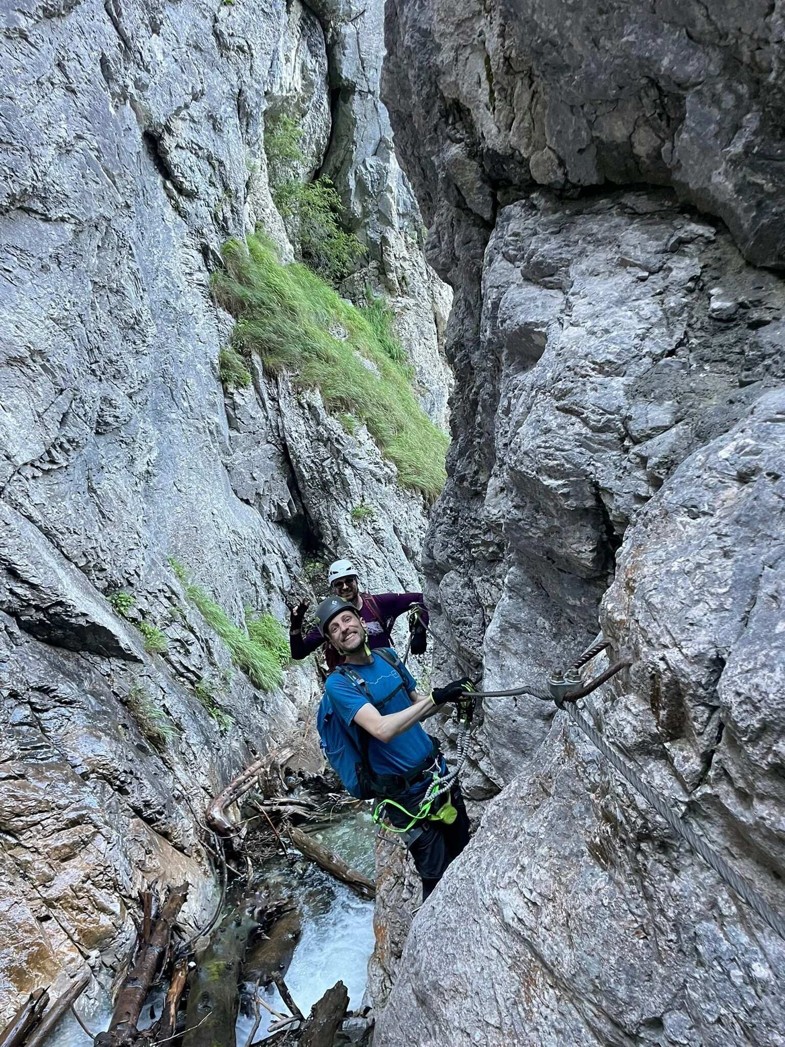 Foto von oben, wie zwei Männer den Klettersteig hochgeklettert kommen | © DAV Karlsruhe