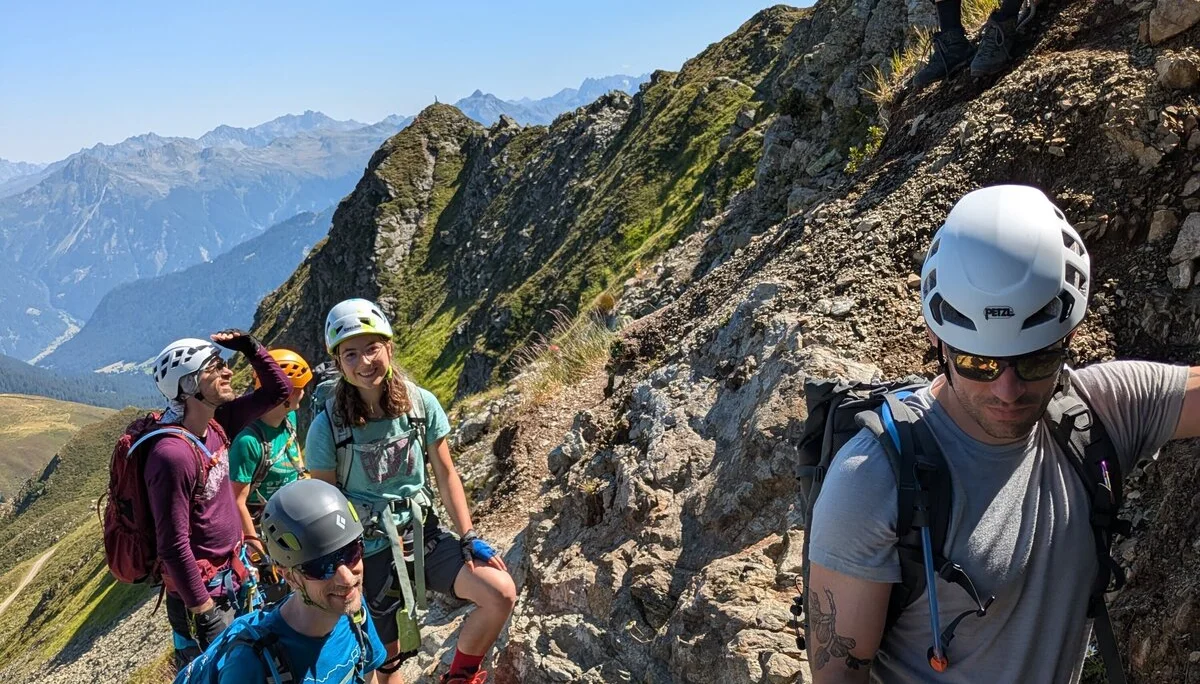Fünf Personen stehen an felsigem Wanderweg | © DAV Karlsruhe
