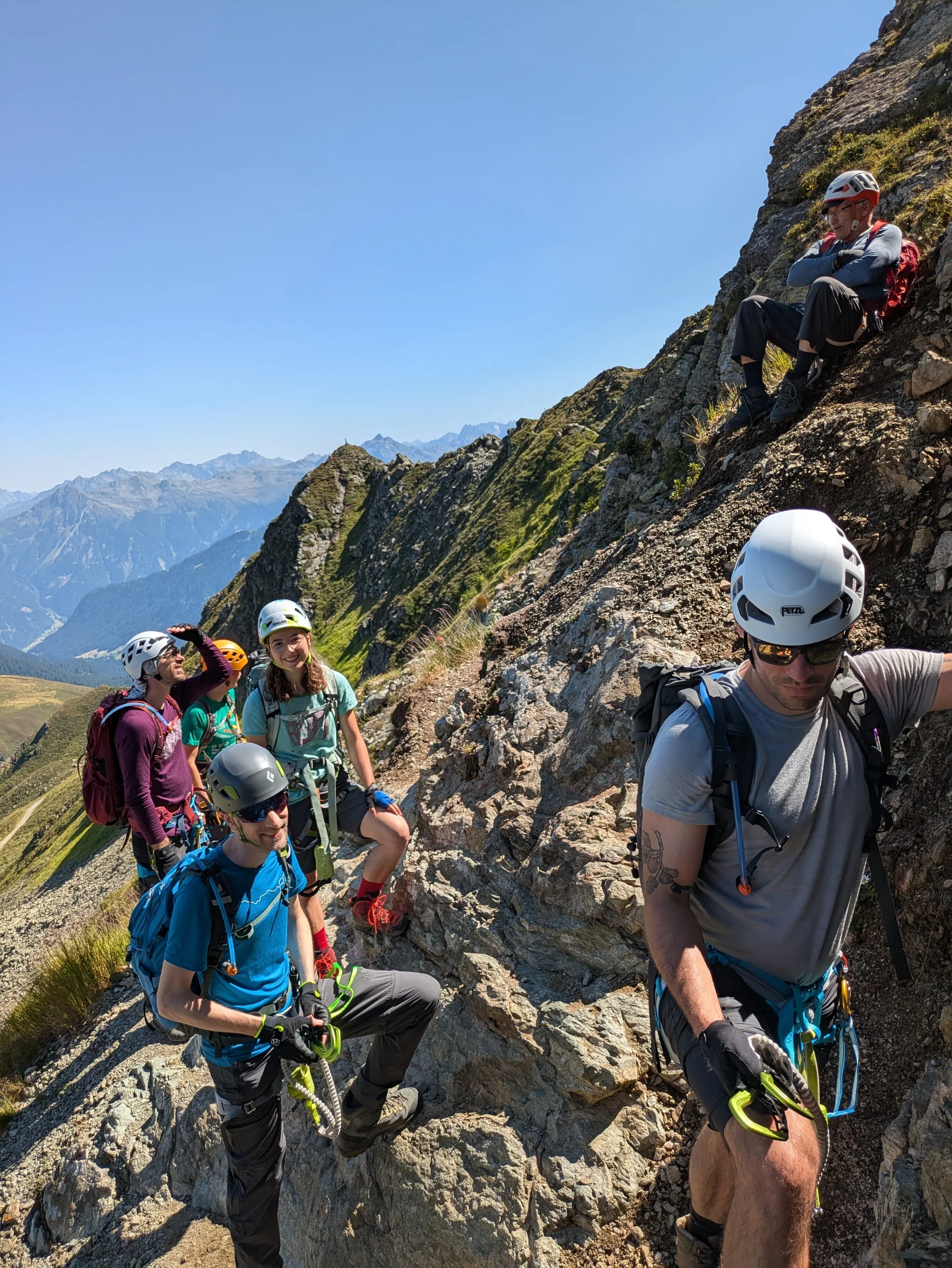 Fünf Personen stehen an felsigem Wanderweg | © DAV Karlsruhe
