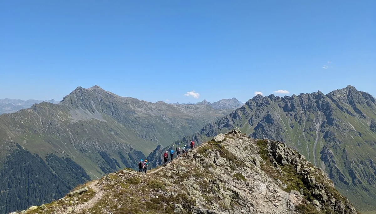 Gruppe auf schmalem Wanderweg hintereinander laufend | © DAV Karlsruhe