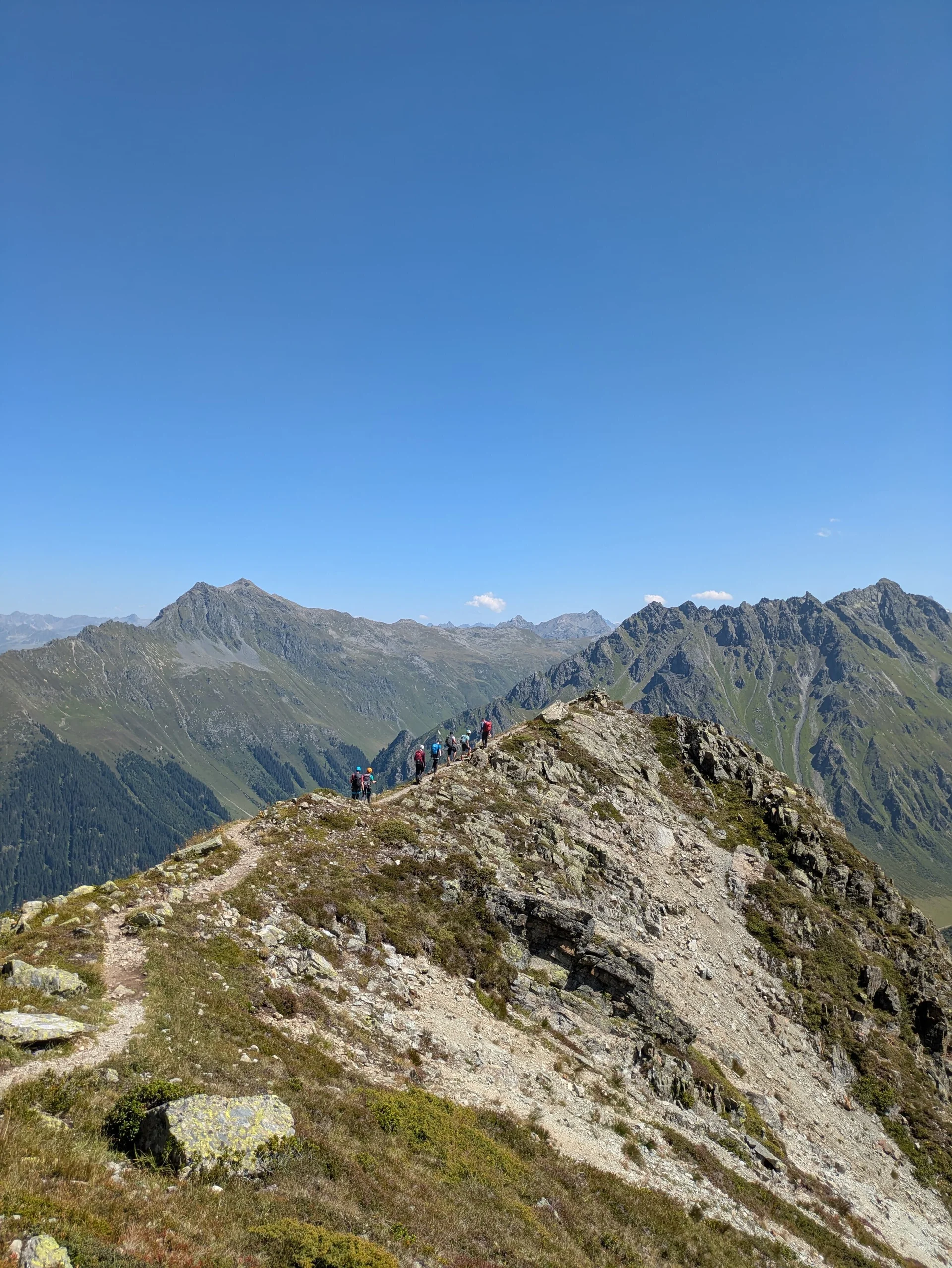 Gruppe auf schmalem Wanderweg hintereinander laufend | © DAV Karlsruhe