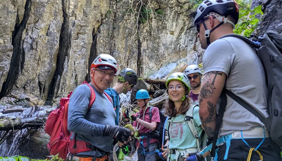 Gruppe am Vorbereiten für nächsten Klettersteig | © DAV Karlsruhe