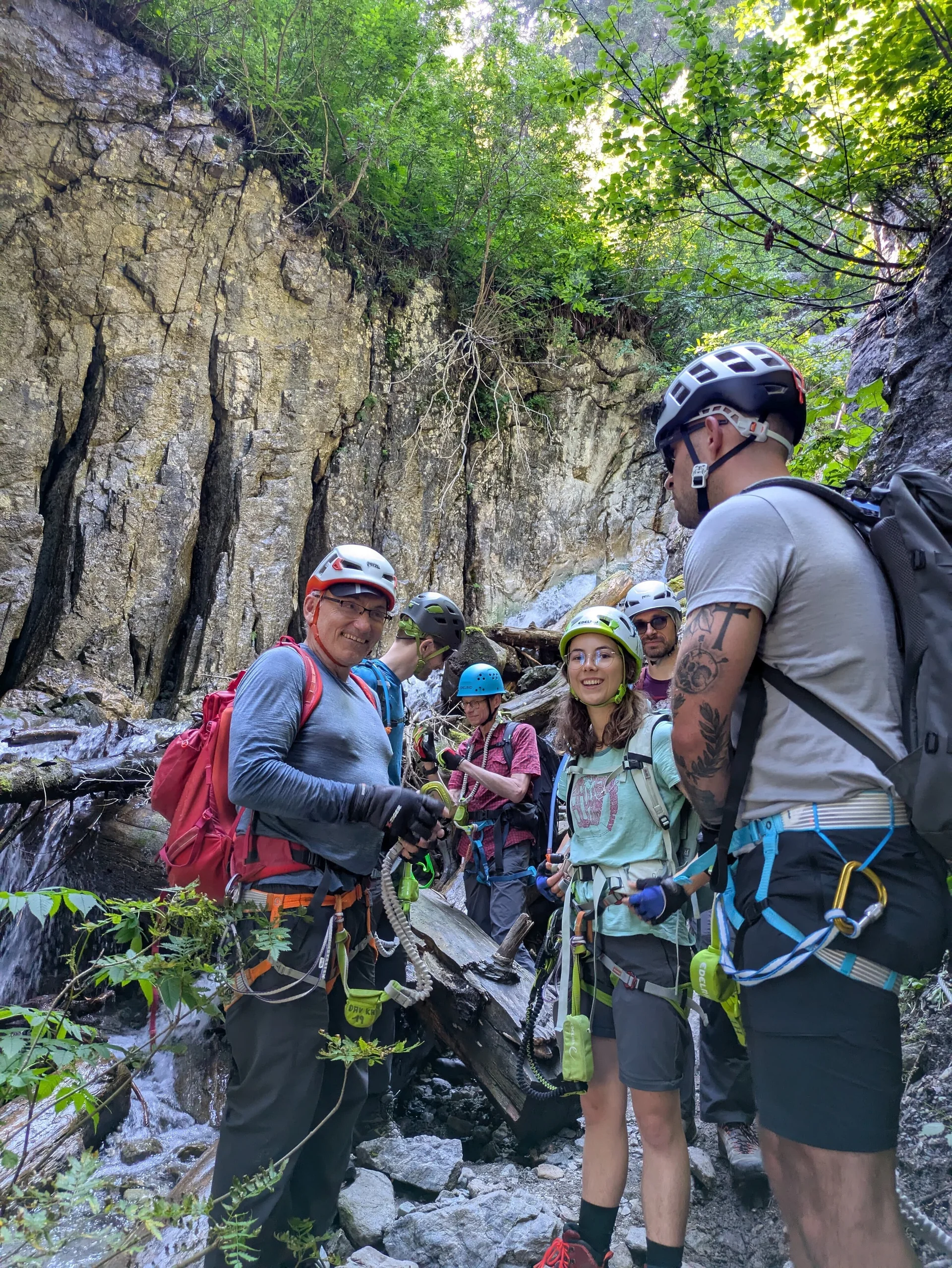 Gruppe am Vorbereiten für nächsten Klettersteig | © DAV Karlsruhe