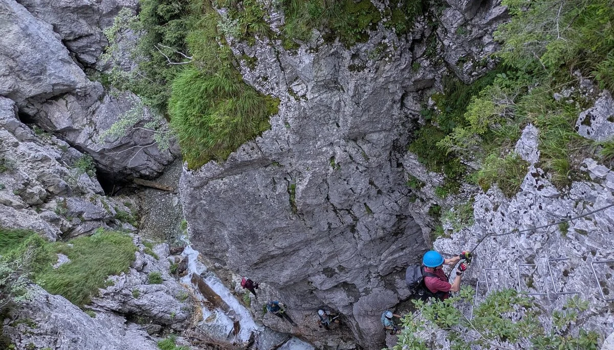 Blick von oben in Schlucht mit Klettersteig und Fluss | © DAV Karlsruhe