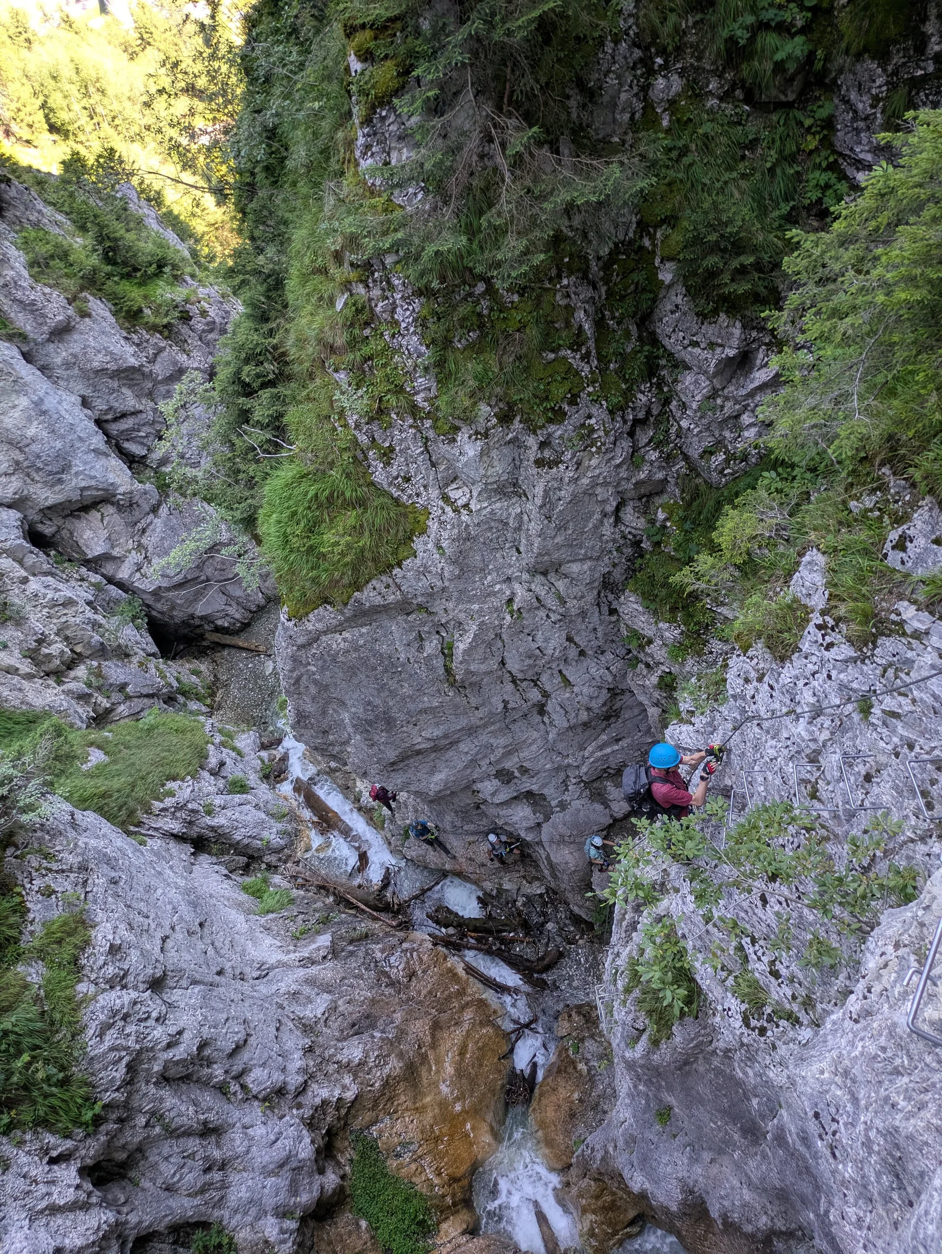 Blick von oben in Schlucht mit Klettersteig und Fluss | © DAV Karlsruhe