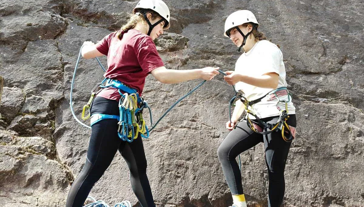 Partnercheck beim Klettern am Berg | © DAV Karlsruhe