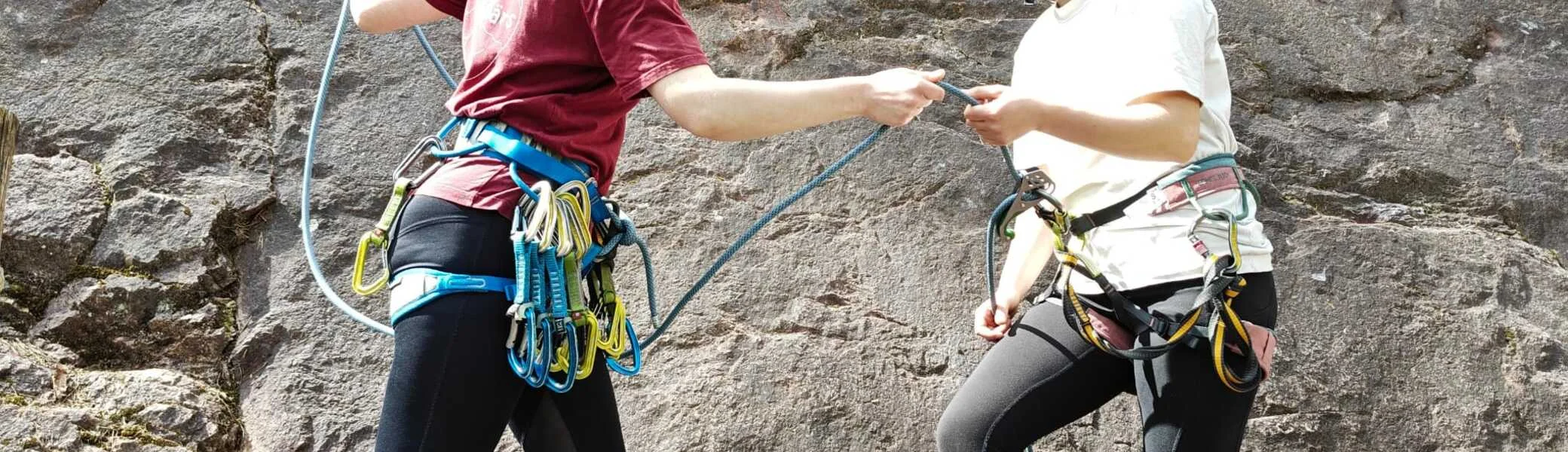 Partnercheck beim Klettern am Berg | © DAV Karlsruhe