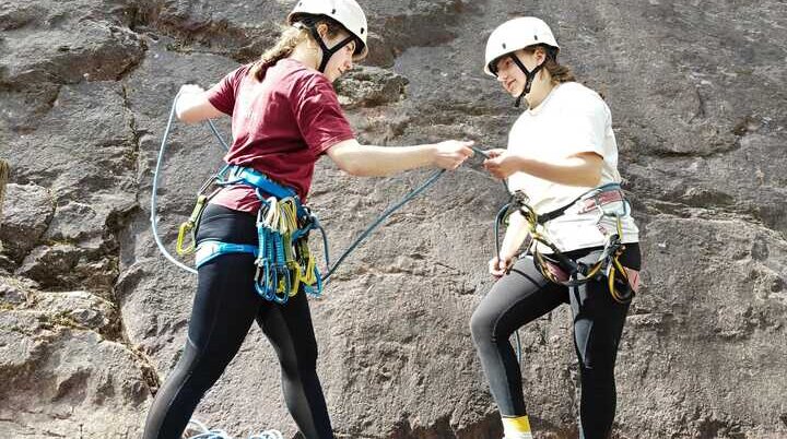 Partnercheck beim Klettern am Berg | © DAV Karlsruhe