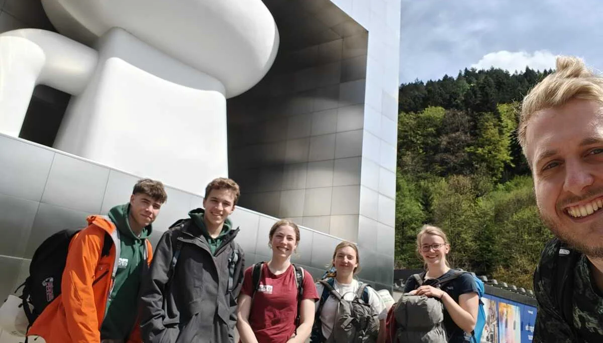 Gruppenfoto vor der größten Toilette der Welt | © DAV Karlsruhe