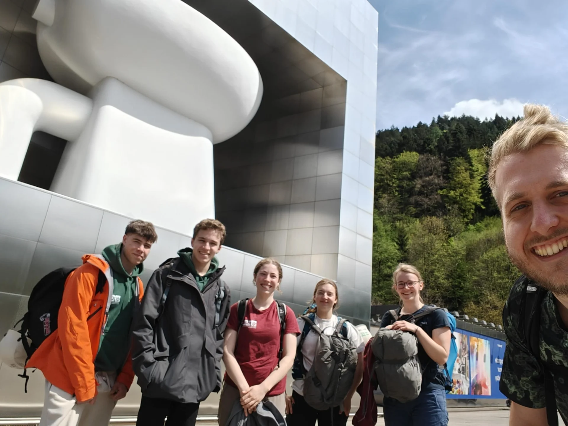Gruppenfoto vor der größten Toilette der Welt | © DAV Karlsruhe