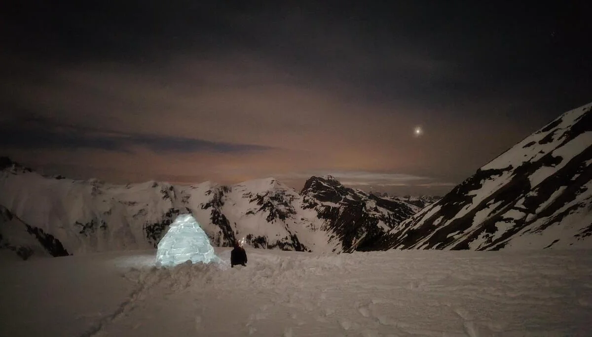 Nachthimmel über einem Iglu auf dem Berg | © DAV Karlsruhe