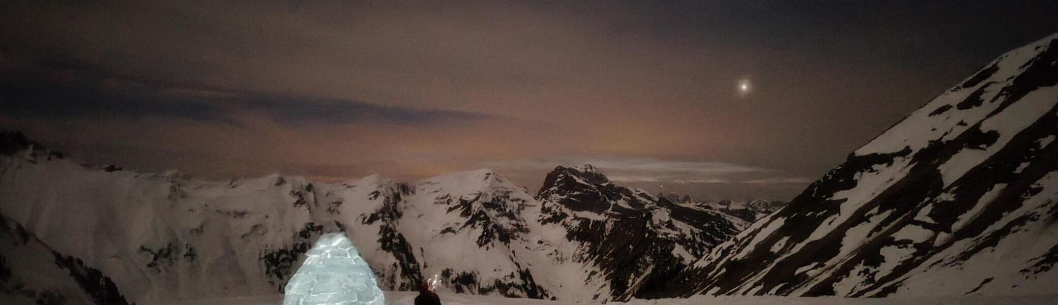 Nachthimmel über einem Iglu auf dem Berg | © DAV Karlsruhe