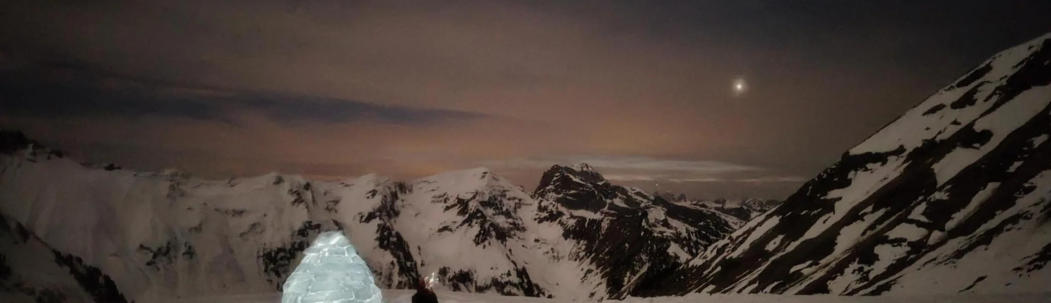 Nachthimmel über einem Iglu auf dem Berg | © DAV Karlsruhe