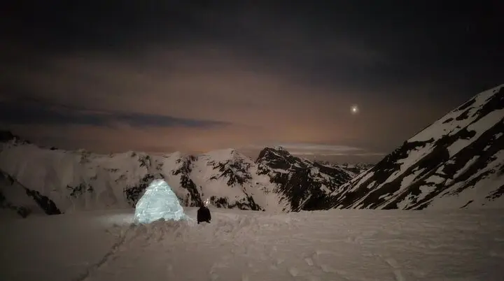Nachthimmel über einem Iglu auf dem Berg | © DAV Karlsruhe