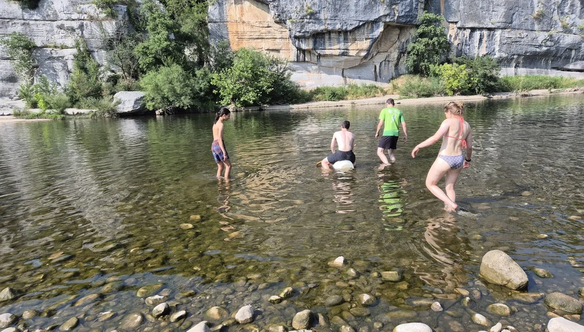 Auf leerer Tonne im Fluss treiben, Tonnenrodeo | © DAV Karlsruhe