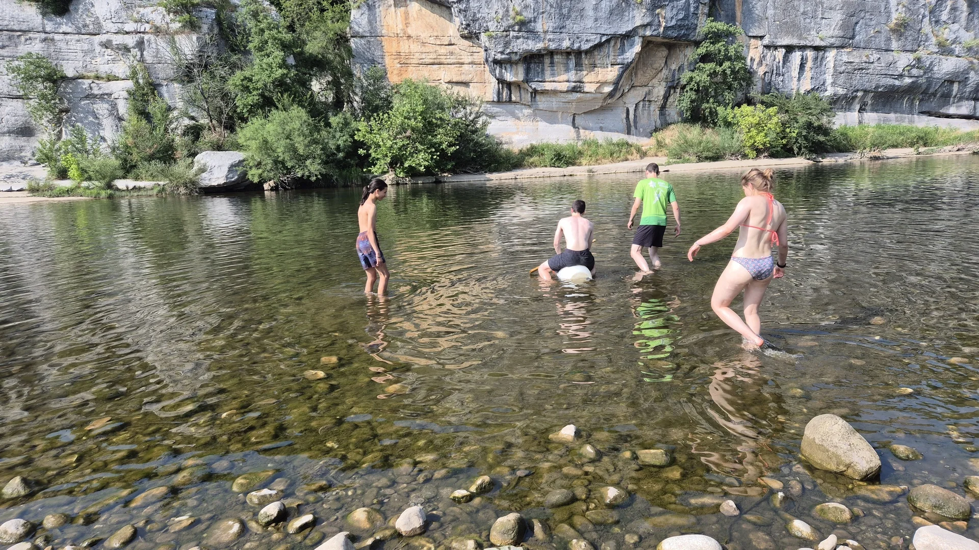 Auf leerer Tonne im Fluss treiben, Tonnenrodeo | © DAV Karlsruhe