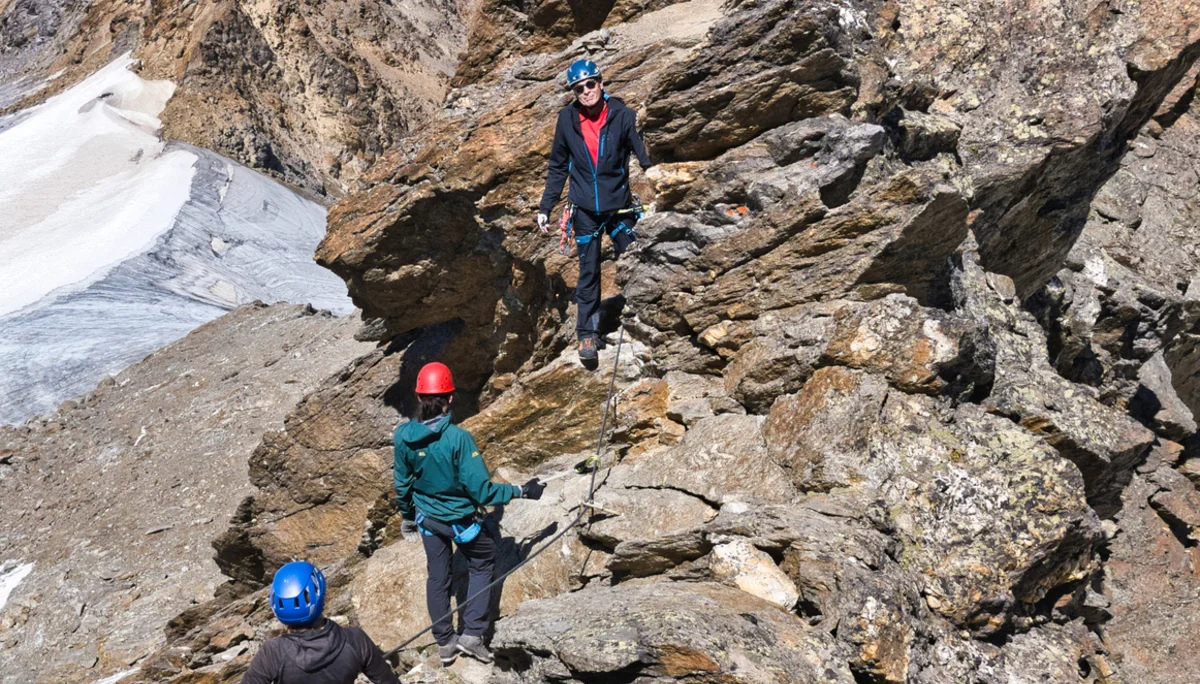 Klettersteig Aufstieg, fünf Personen, im Hintergrund Bergformationen | © DAV Karlsruhe