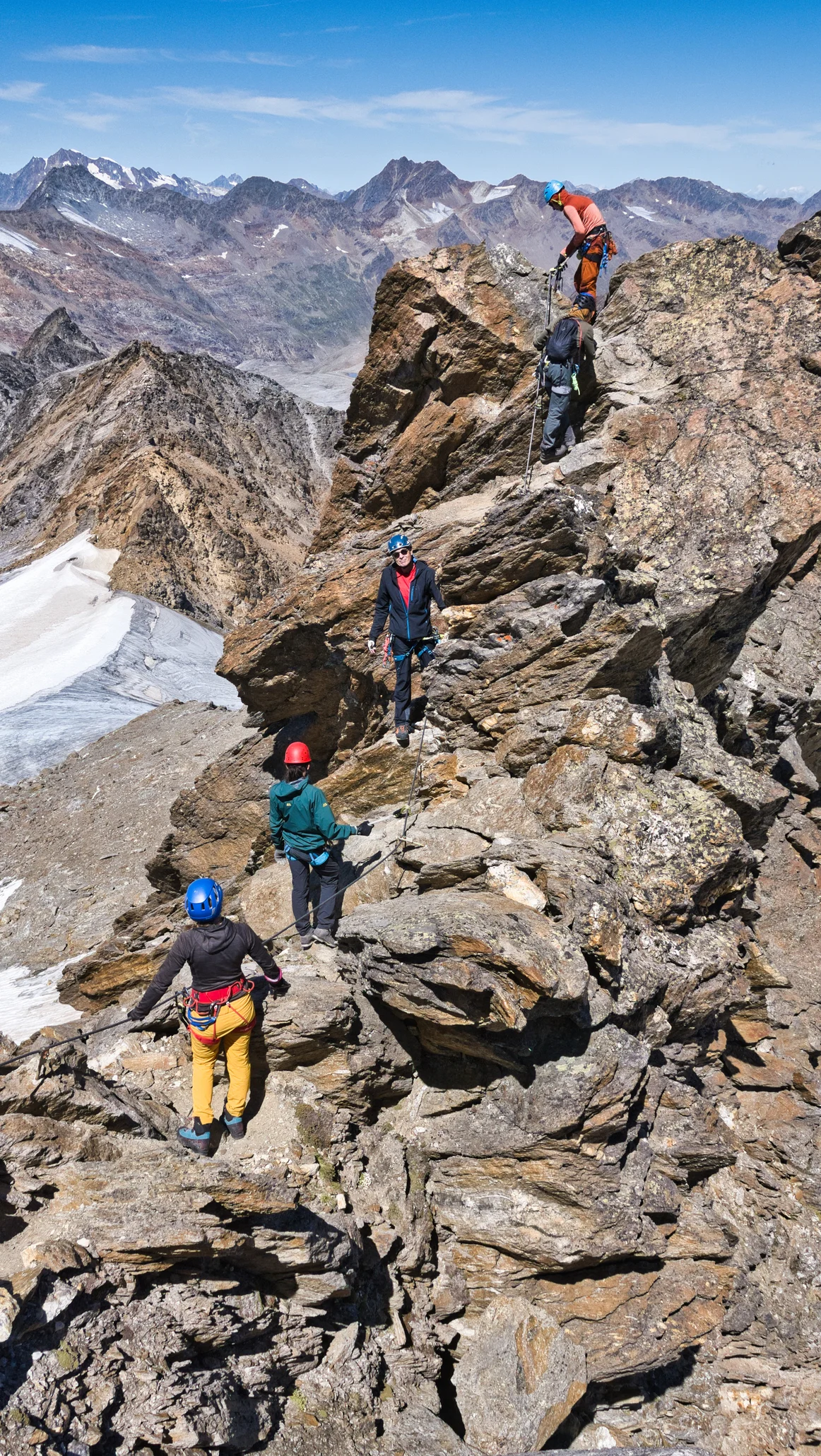 Klettersteig Aufstieg, fünf Personen, im Hintergrund Bergformationen | © DAV Karlsruhe