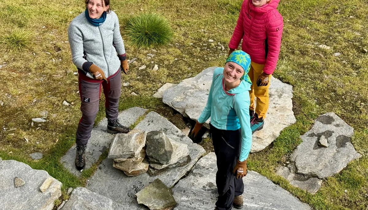 Drei lachende Jugendleiterinnen | © DAV Karlsruhe