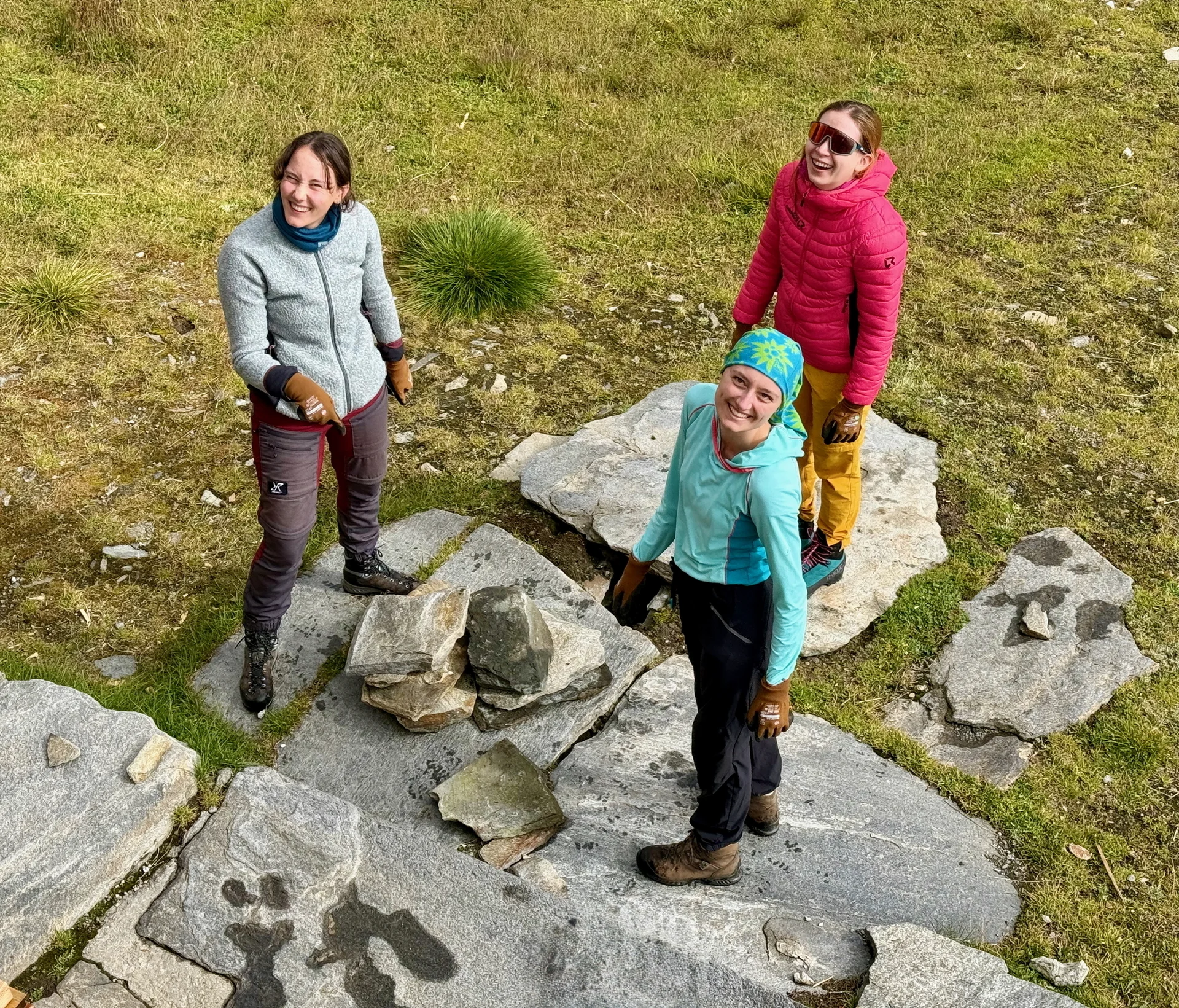 Drei lachende Jugendleiterinnen | © DAV Karlsruhe