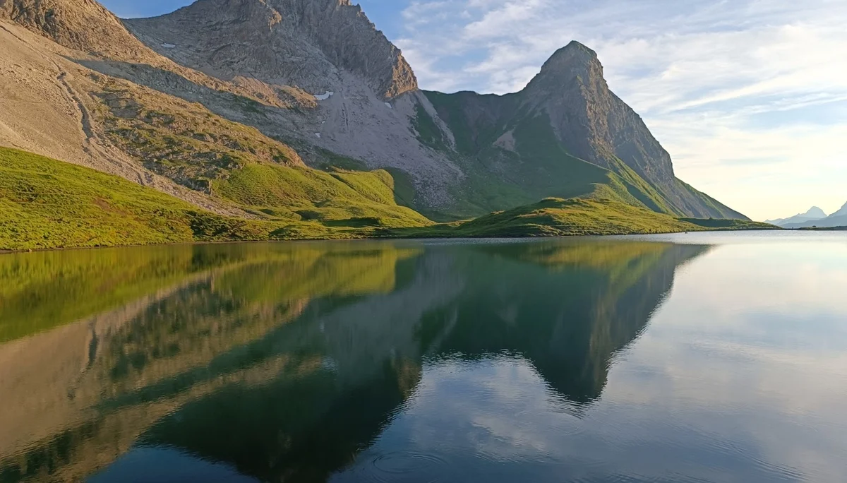 Foto spiegelnder See im Vordergrund, felsige Berge im Hintergrund | © DAV Karlsruhe