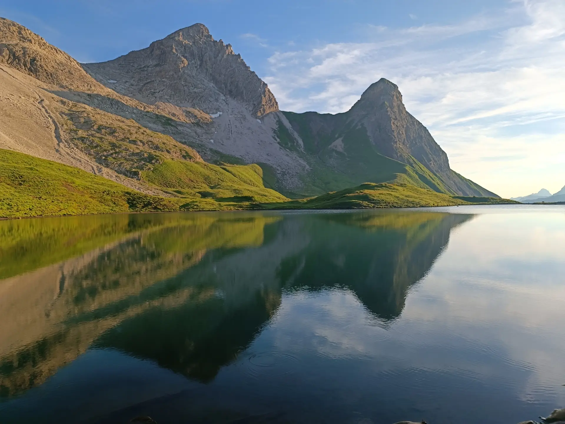 Foto spiegelnder See im Vordergrund, felsige Berge im Hintergrund | © DAV Karlsruhe