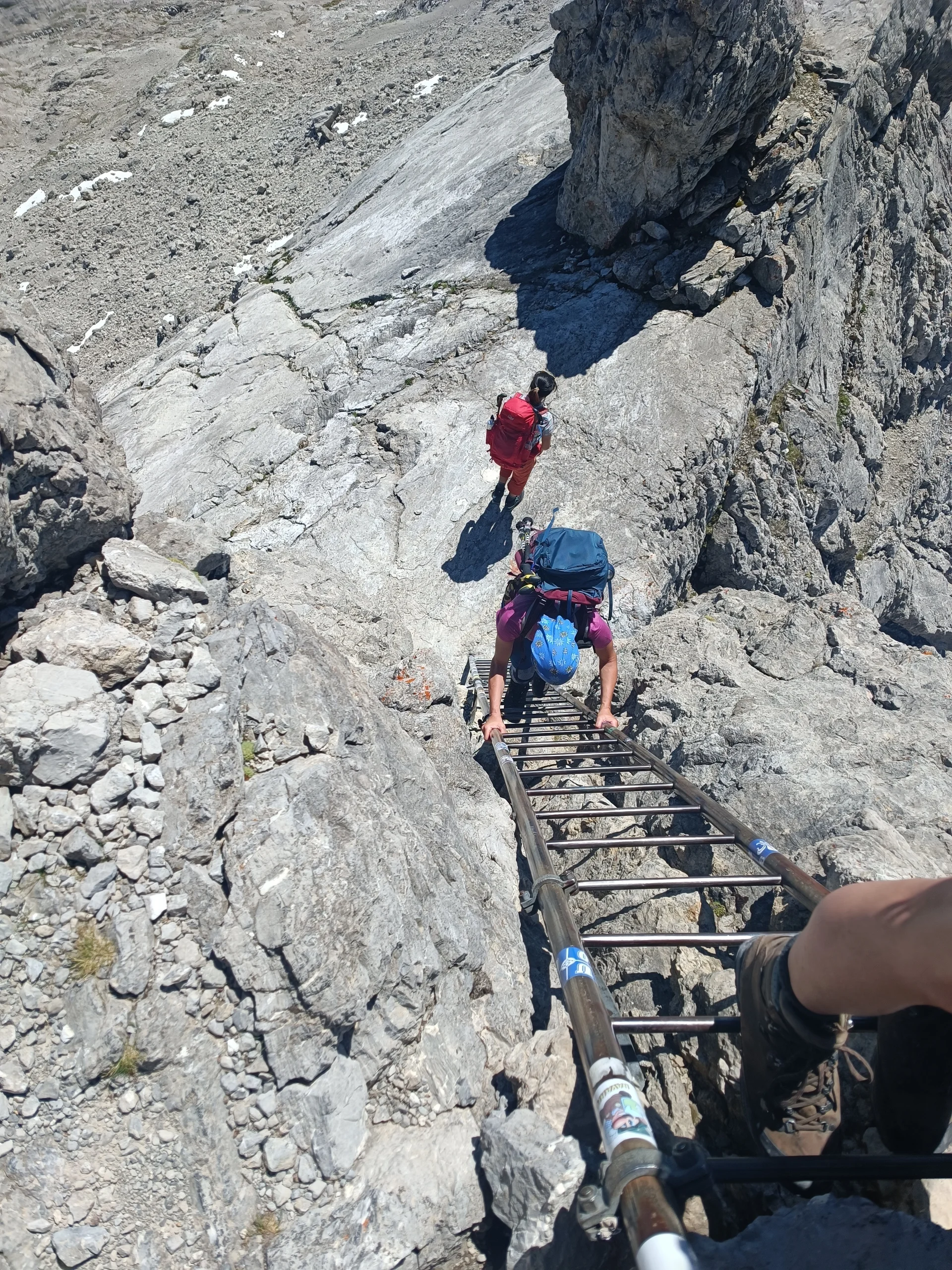 Metalltreppe in Felswand von oben, Bergsteigerin klettert hinauf | © DAV Karlsruhe
