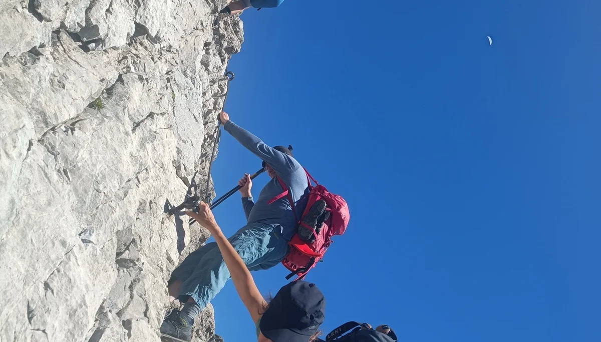 Steiler, felsiger Aufstieg mit montiertem Stahlseil zum Festhalten, mehrere Menschen klettern hoch | © DAV Karlsruhe