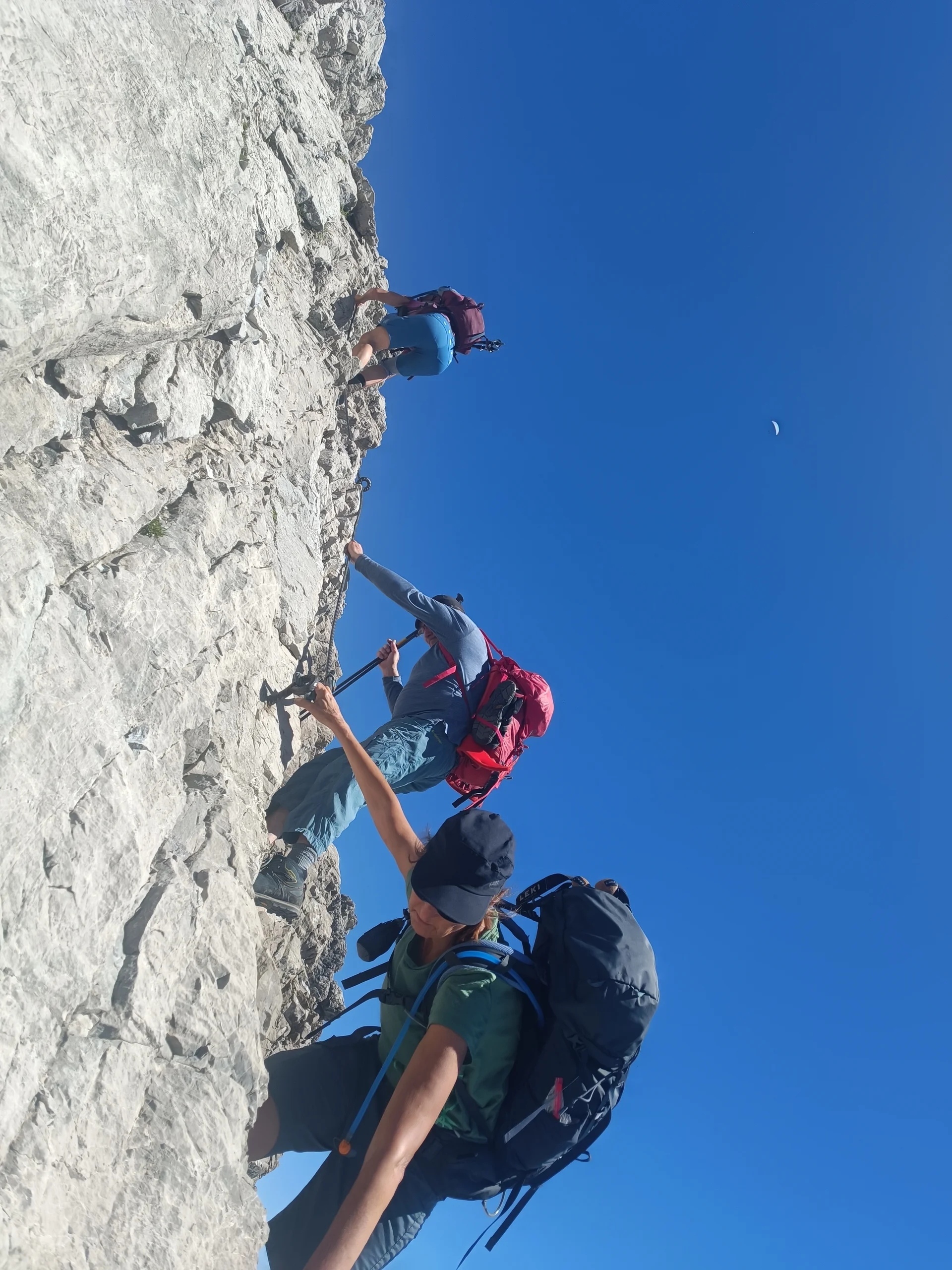 Steiler, felsiger Aufstieg mit montiertem Stahlseil zum Festhalten, mehrere Menschen klettern hoch | © DAV Karlsruhe