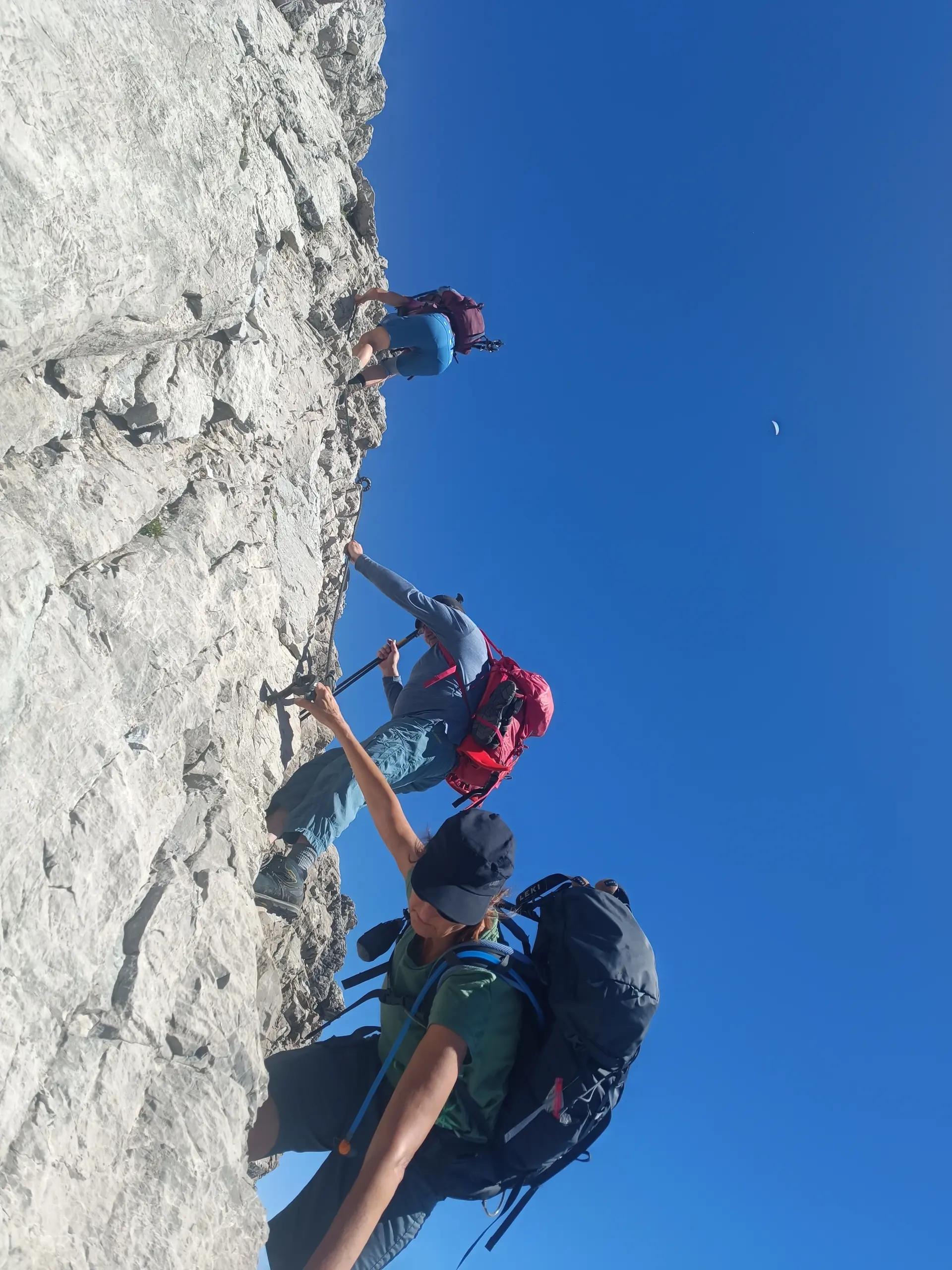 Steiler, felsiger Aufstieg mit montiertem Stahlseil zum Festhalten, mehrere Menschen klettern hoch | © DAV Karlsruhe