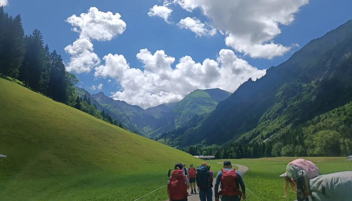 Wanderweg im Tal, mehere Wander:innen | © DAV Karlsruhe