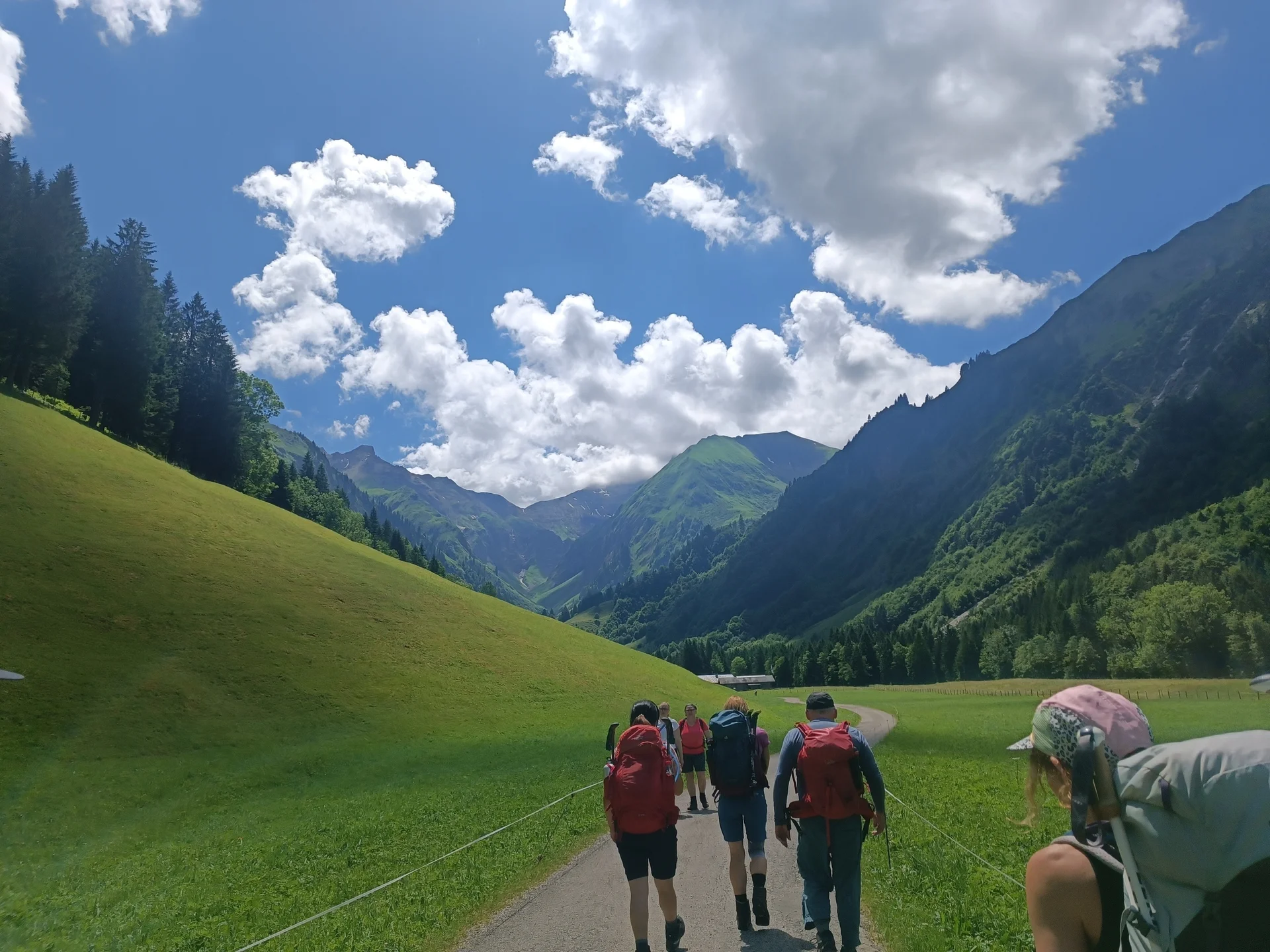 Wanderweg im Tal, mehere Wander:innen | © DAV Karlsruhe