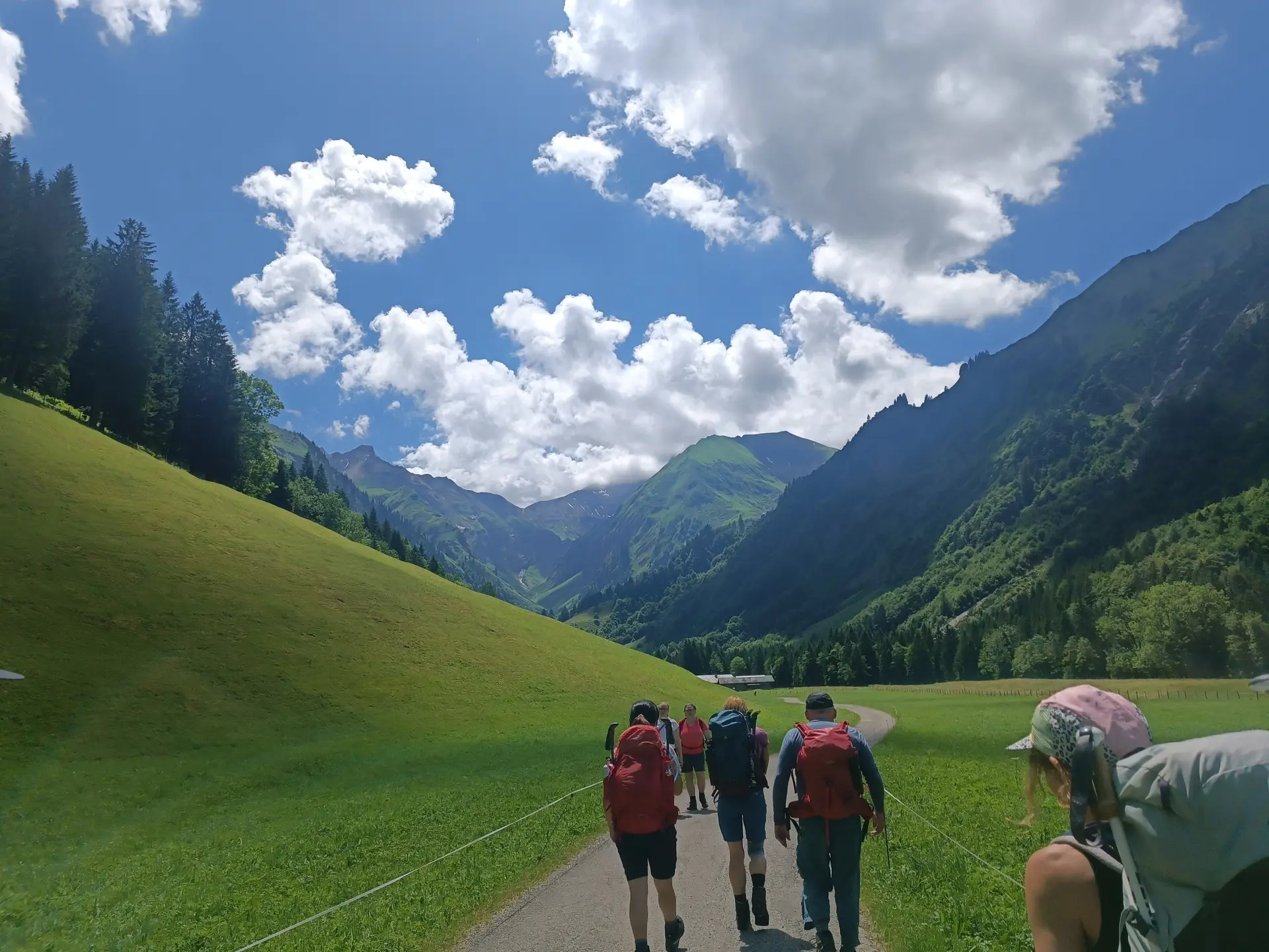 Wanderweg im Tal, mehere Wander:innen | © DAV Karlsruhe