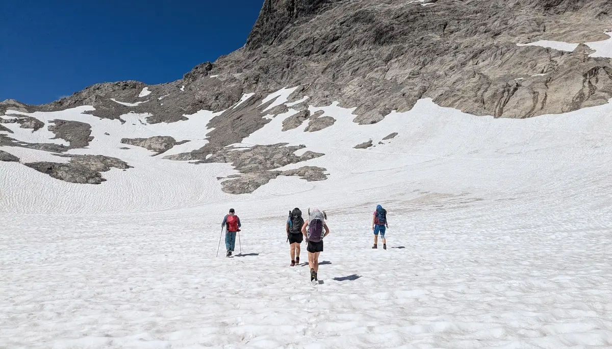 Bergsteiger:innen bei Weg über eine vereiste/ verschneite Ebene | © DAV Kalsruhe