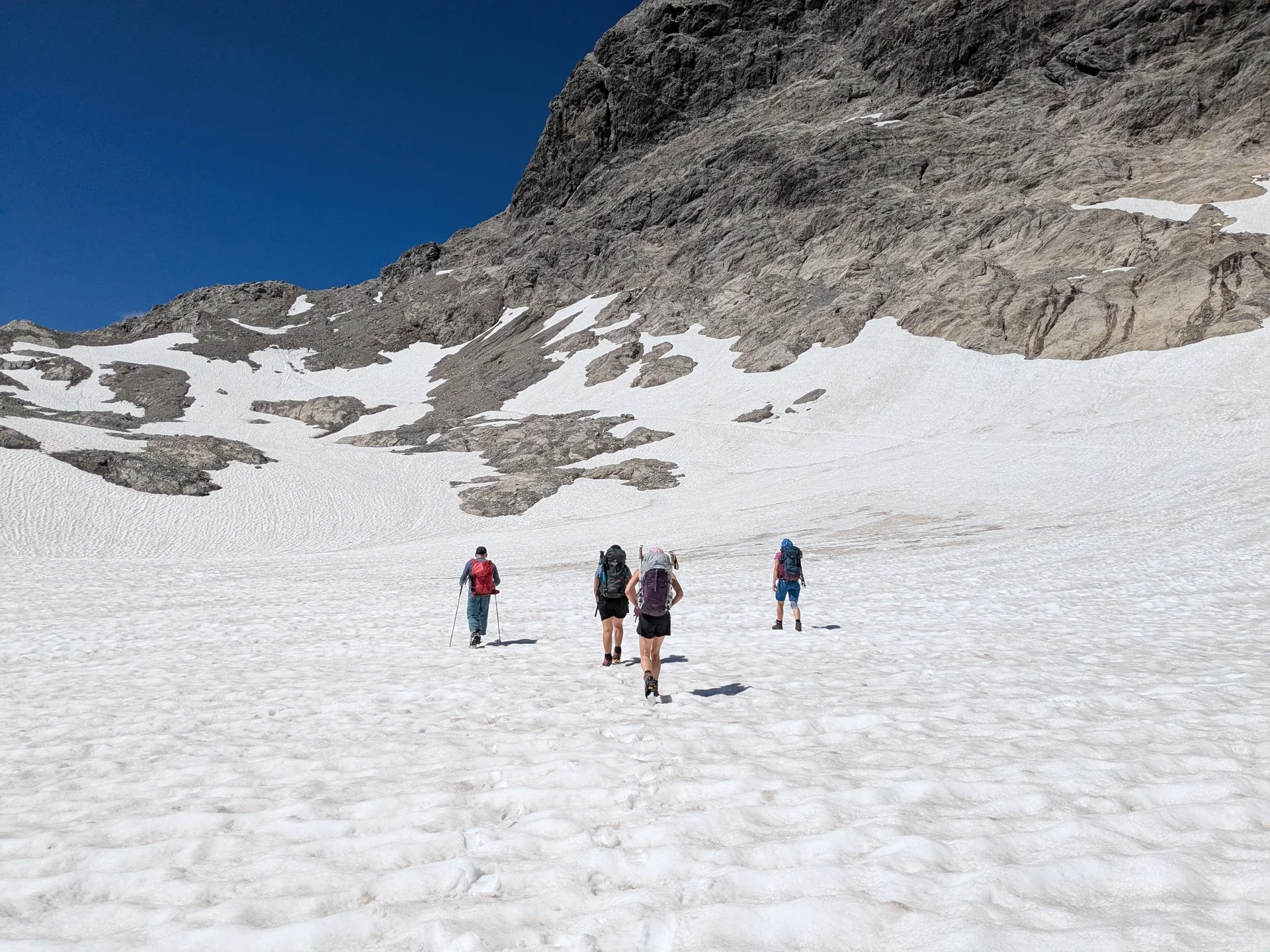 Bergsteiger:innen bei Weg über eine vereiste/ verschneite Ebene | © DAV Kalsruhe