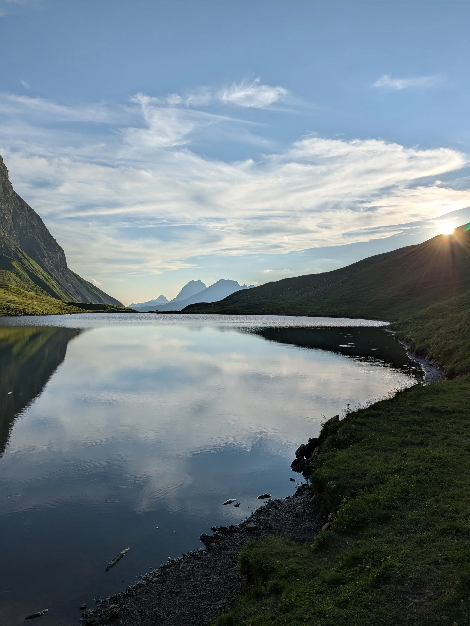 Spiegelnder See mit Bergen am Rand, tiefstehende Sonne | © DAV Karlsruhe