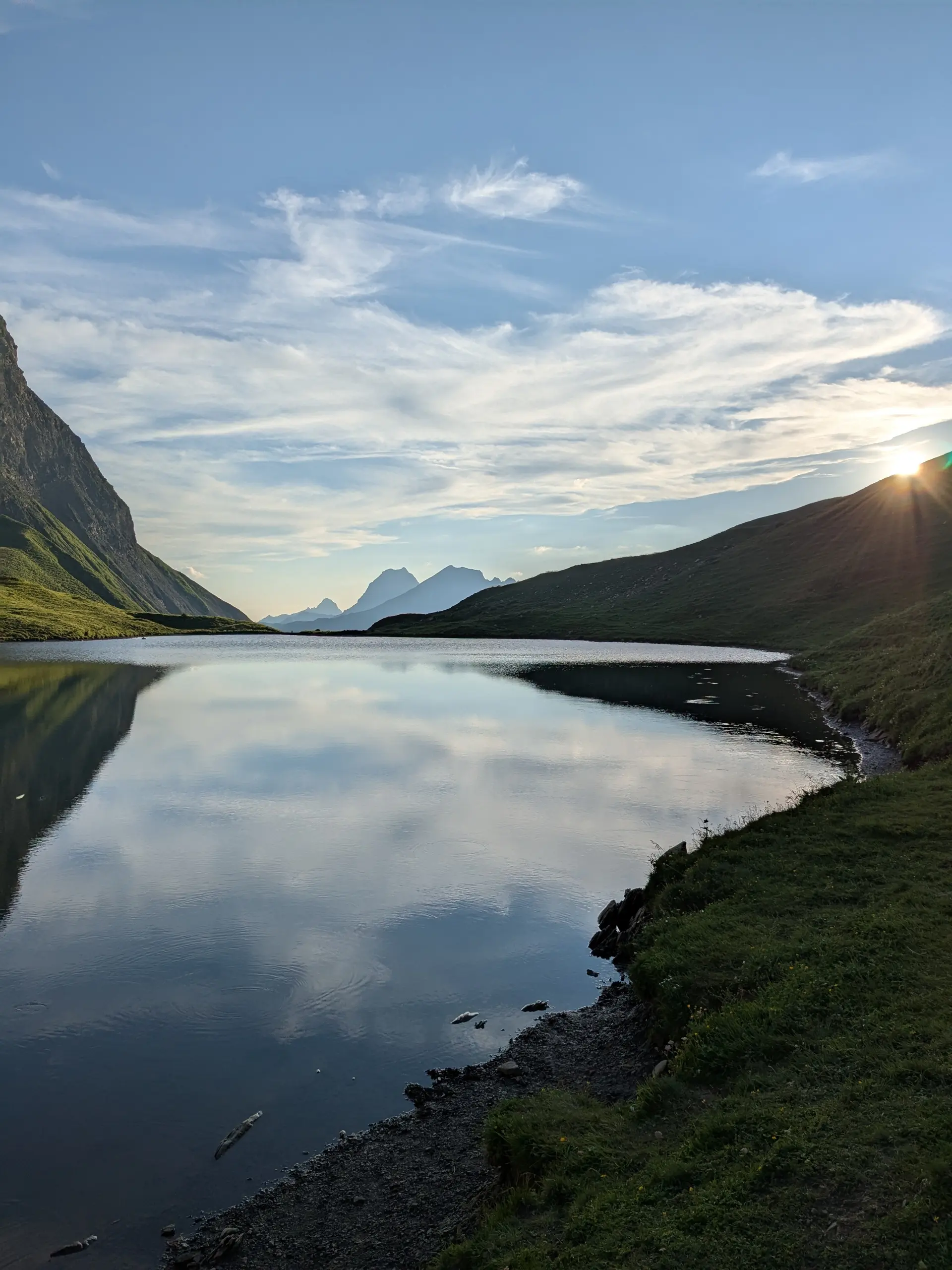 Spiegelnder See mit Bergen am Rand, tiefstehende Sonne | © DAV Karlsruhe