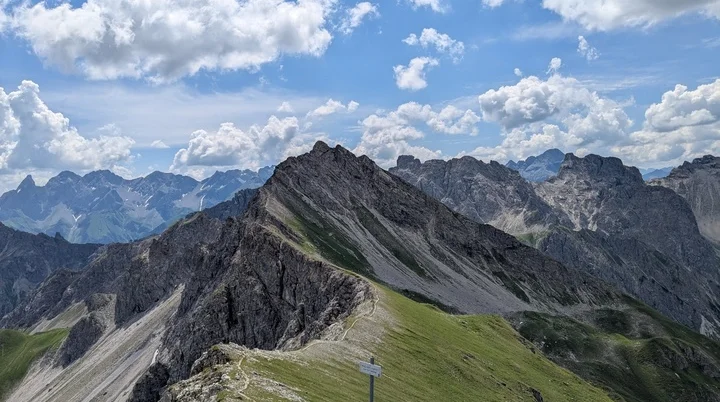 Wunderschöner Ausblick über Bergspitzen | © DAV Karlsruhe