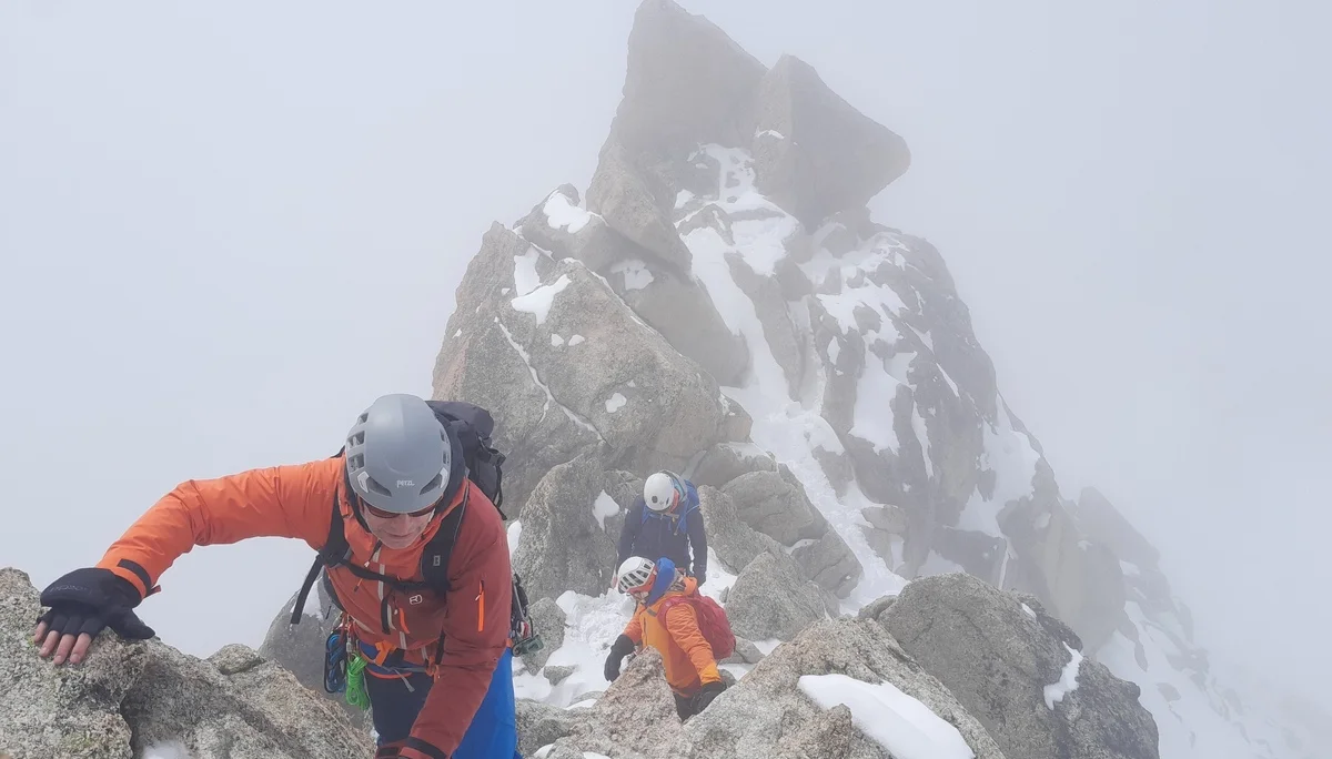 Drei Bergsteiger auf einem Grat im Nebel | © DAV Karlsruhe