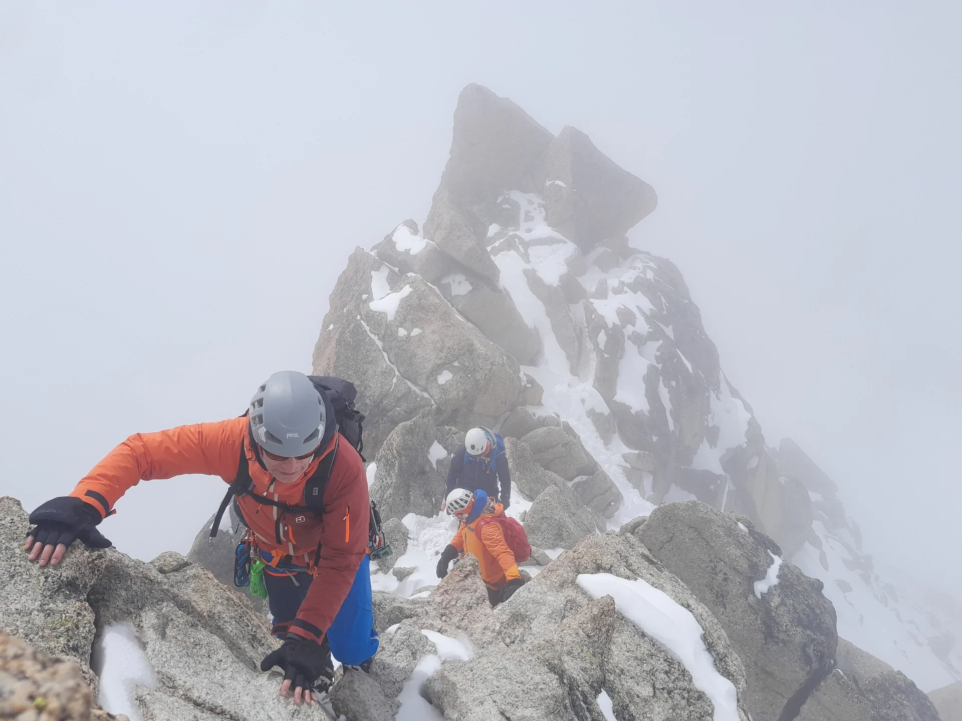 Drei Bergsteiger auf einem Grat im Nebel | © DAV Karlsruhe
