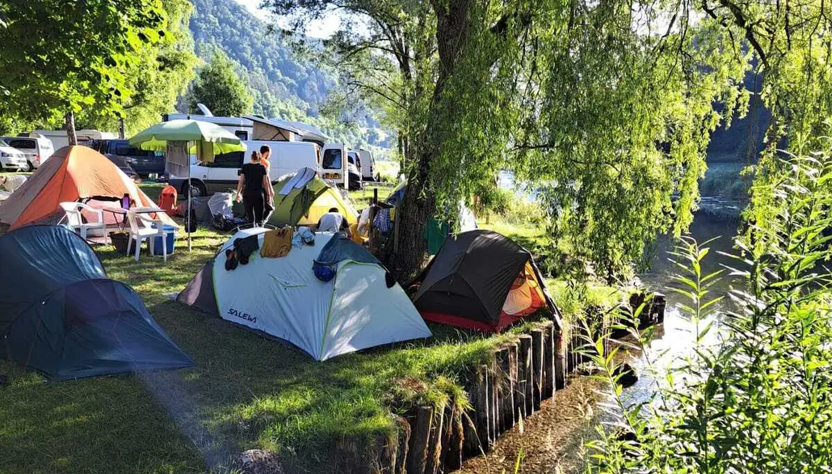 Malerischer Zeltplatz direkt am Wasser | © DAV Karlsruhe