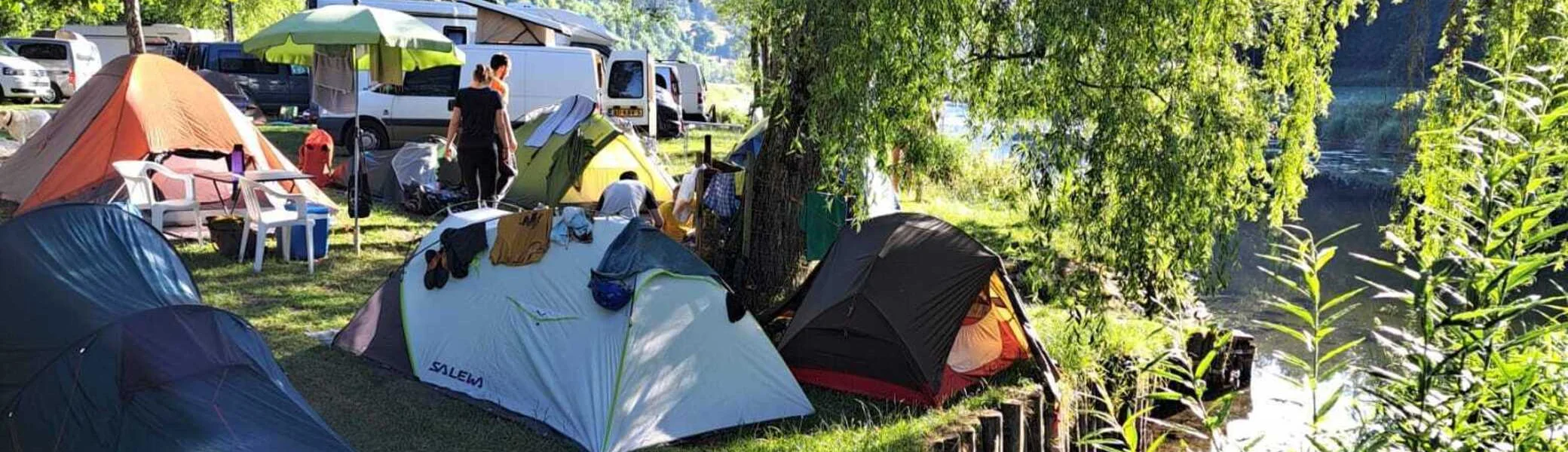 Malerischer Zeltplatz direkt am Wasser | © DAV Karlsruhe