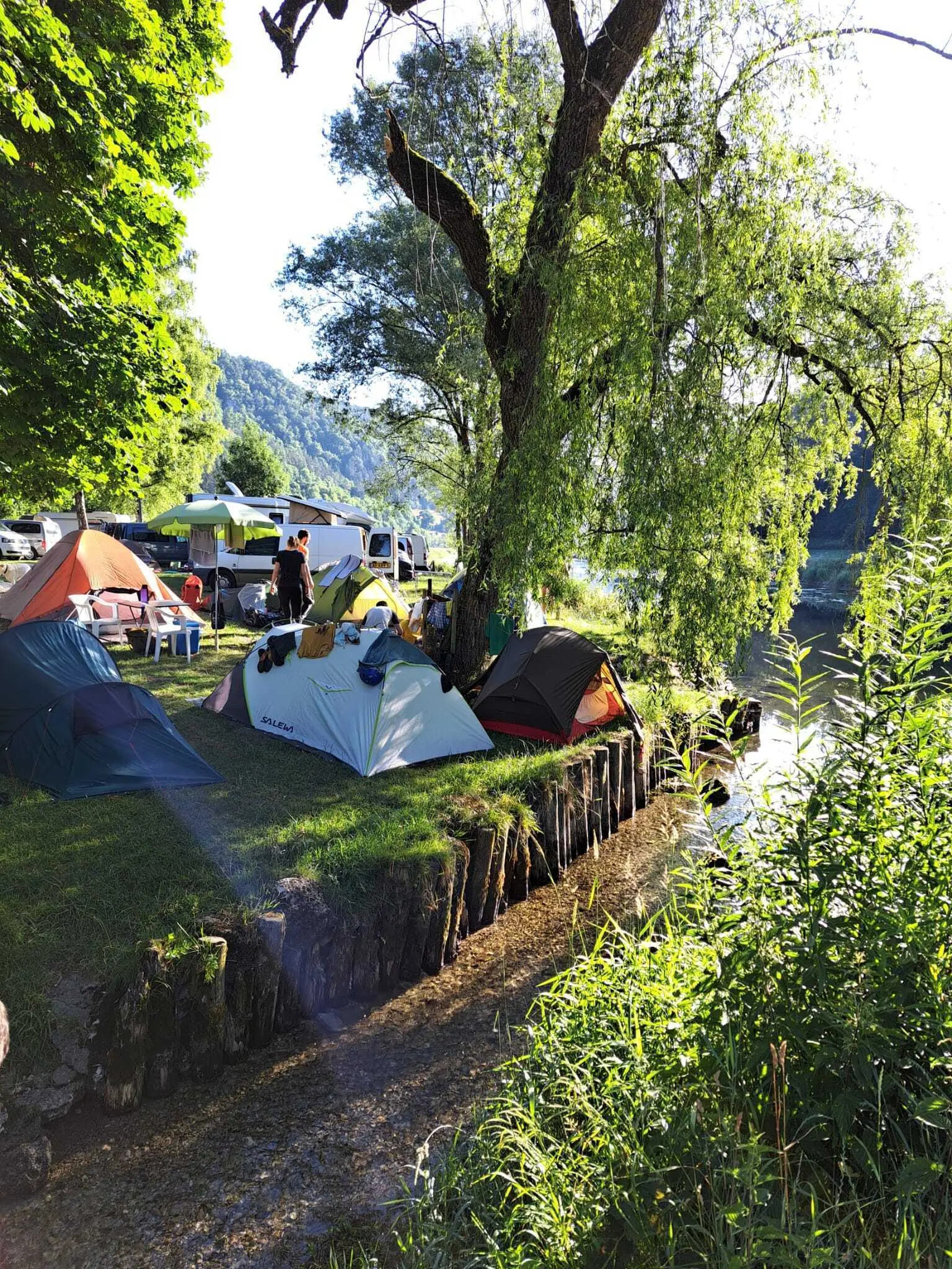 Malerischer Zeltplatz direkt am Wasser | © DAV Karlsruhe