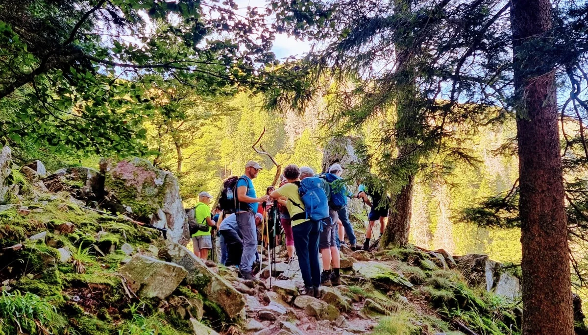 Steiniger Wanderweg mit Wander:innen  | © DAV Karlsruhe